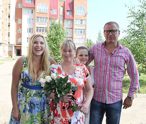 Света Курицына с семьей и Андрей Ковалев. Фото: Лилия Шарловская.