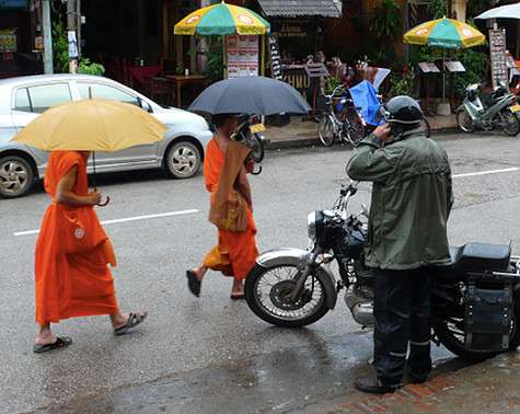 Монахам тоже пришлось прятаться от непогоды.