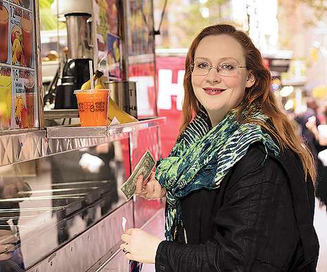 ...и даже от далеко не самой полезной уличной еды. Фото: Геннадий Авраменко.