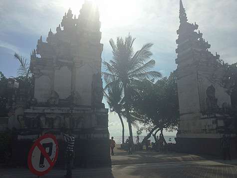 Пляж в приморском городке Кута считается раем для серферов.