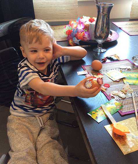 В этом году сын Анны принимал активное участие в подготовке к Пасхе. Фото: личный архив.