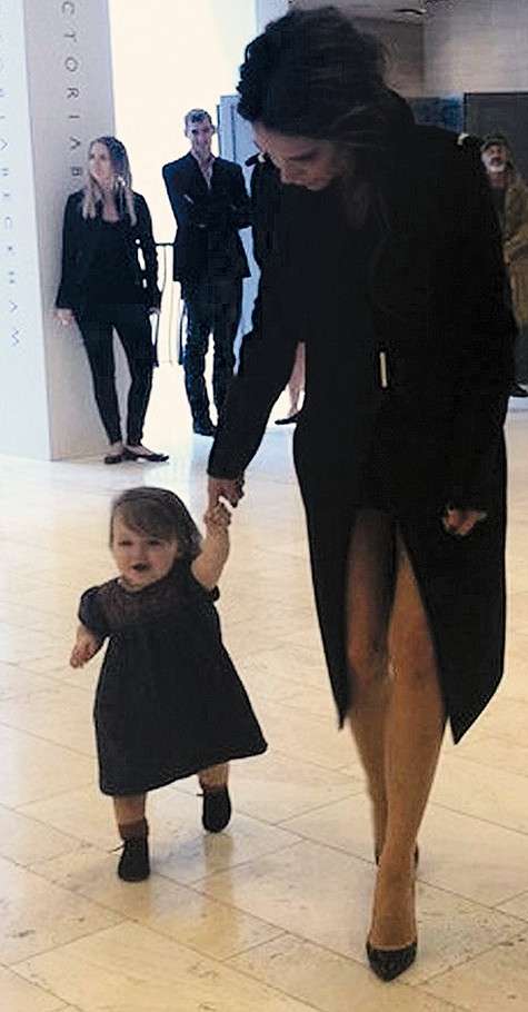 Виктория Бекхэм с дочерью. Фото: Facebook.com.