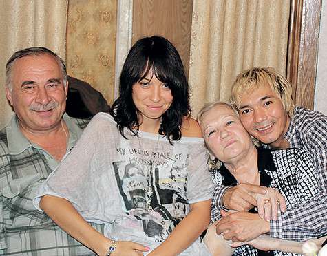 Александра, девушка Олега, уже познакомила артиста со своими родителями, которые живут в Нефтеюганске. Фото: материалы пресс-служб.