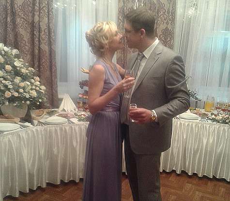 Скептики считают, что свадебные фотографии артистов были сделаны на съемочной площадке во время работы над очередным фильмом. Фото: материалы пресс-служб.