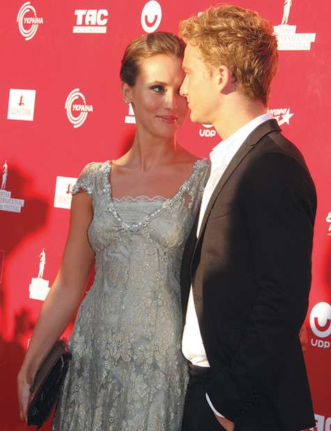 Симпатичная спутница Александра — актриса Пери Баумастер. Фото: Лариса Камышева. Симпатичная спутница Александра — актриса Пери Баумастер. Фото: Лариса Камышева.