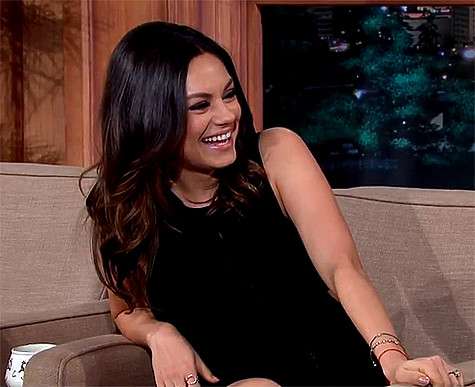 В эфире «Вечернего шоу с Крейгом Фергюсоном» Мила Кунис рассказала о том, как ей удалось так быстро вернуть форму после родов. Фото: www.youtube.com.