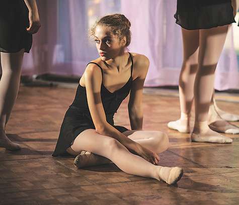 По сюжету клипа «Крестики-нолики», главная героиня занимается хореографией, как и Наталья Сенчукова в реальной жизни. Фото: материалы пресс-служб.