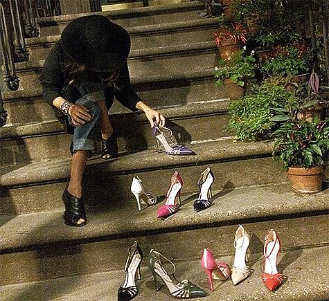 Сара Джессика Паркер презентовала свою новую коллекцию обуви на ступенях дома знаменитой Кэри Брэдшоу. Фото: Instagram.com/sarahjessicaparker.