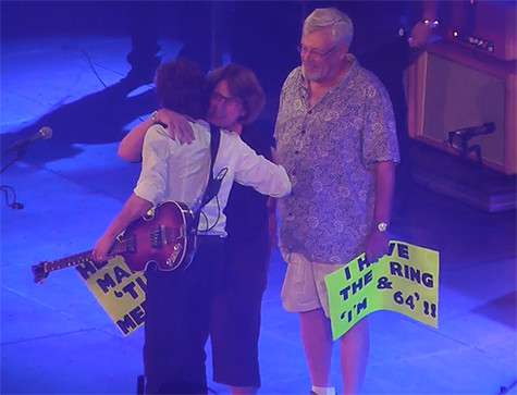 Поклонник Пола Маккартни сделал предложение любимой прямо на сцене.