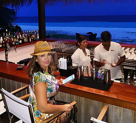 Вечера телеведущая коротает в баре отеля. Фото: Instagram.com/achekhova.