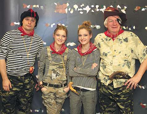 «С самого детства мы видели, как работают в нашей семье, поэтому, выбирая актерское образование, уже знали, на что шли». Дарья и Екатерина с отцом Владимиром Носиком (справа) и двоюродным братом Александром. Фото: личный архив.