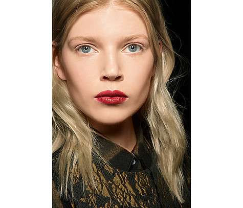 Этой осенью на пьедестал возвращается красный цвет во всевозможных интерпретациях. Фото: материалы пресс-служб.