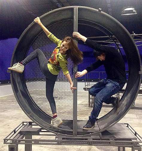 Номер Анжелики Кашириной оказался достаточно травмоопасным, девушка даже заработала несколько ушибов. Фото: материалы пресс-служб.