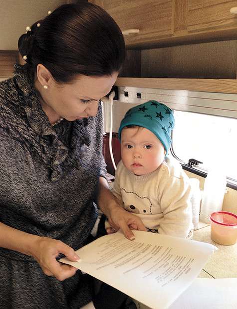 Годовалый Семен первый раз в своей жизни путешествовал на поезде. Малышу очень понравилось. Фото: материалы пресс-служб.