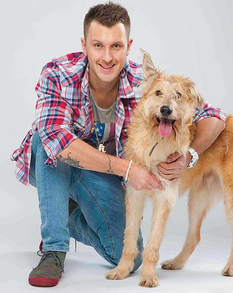 Рэпер T-Killah строит вольер для нового друга. Фото: Ирина Амэ. Рэпер T-Killah строит вольер для нового друга. Фото: Ирина Амэ.