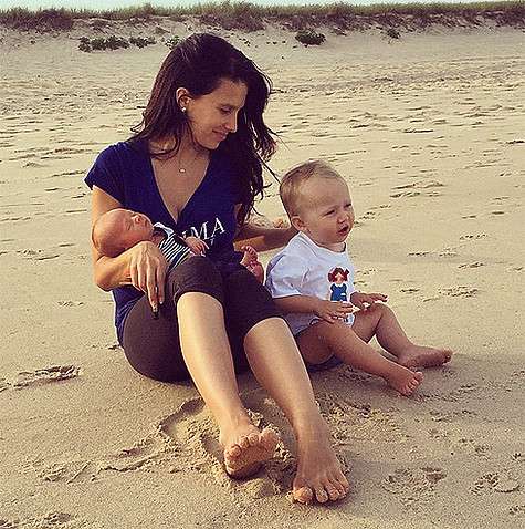 Хилария Болдуин с дочкой Кармен и сыном Рафаэлем. Фото: Instagram.com/hilariabaldwin. Хилария Болдуин с дочкой Кармен и сыном Рафаэлем. Фото: Instagram.com/hilariabaldwin.