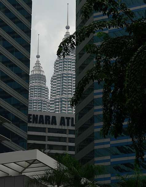 Эти башни видно практически из любой точки города.