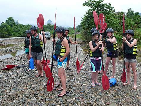 Днем местная публика обычно сплавляется по рекам... Днем местная публика обычно сплавляется по рекам...