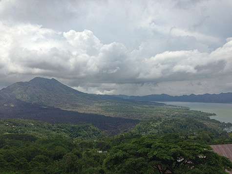 Балийцы верят, что добрые духи живут в горах...