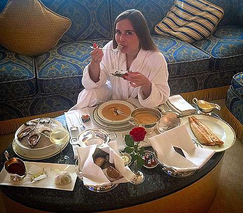 Актриса предпочитает отдых в самом знаменитом отеле мира «Парус». Фото: материалы пресс-служб.