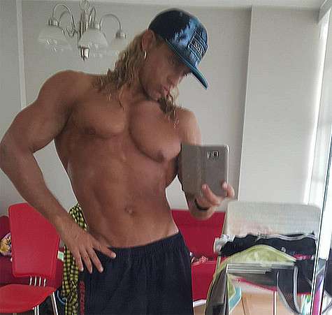 Сергей Глушко поделился своим полуобнаженным снимком. Фото: Instagram.com/natellanatella.