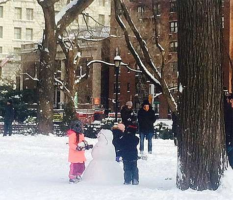 Сьюзан Сарандон радуется снеговикам. Фото: Twitter.com.