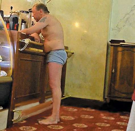 Гарик Сукачев в гостинице.