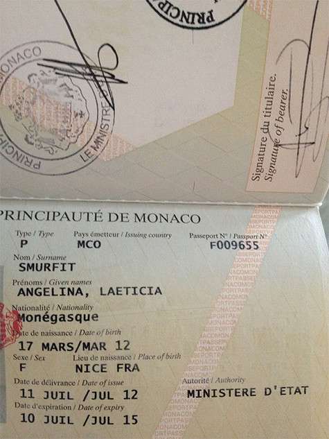 Паспорт Анджелины-Летиции. Фото: Twitter.com.