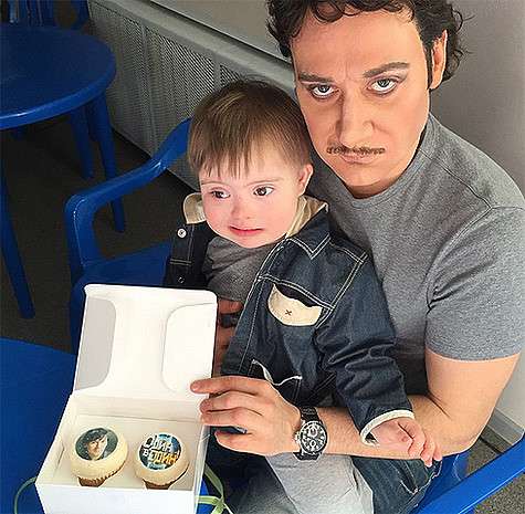 По случаю своего дня рождения Эвелина Бледанс заказала для коллег по шоу «Один-в-один» оригинальные капкейки. Фото: Instagram.com/bledans. По случаю своего дня рождения Эвелина Бледанс заказала для коллег по шоу «Один-в-один» оригинальные капкейки. Фото: Instagram.com/bledans.