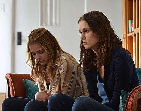 Несмотря на 12-летнюю разницу в возрасте, Хлоя Грейс Морец и Кира Найтли быстро подружились и стали обсуждать друг с другом всякие женские штучки. Кадр из фильма «Детка»