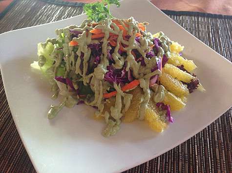 В Убуде, который считают крупным оздоровительном центром, почти все рестораны предлагают органическую еду. Только приготовьтесь, что скромный салат с приставкой «веганский» или «органик» будет стоить долларов 20-30.