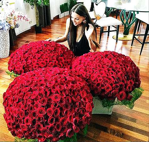 На свой день рождения Оксана Самойлова получила от мужа, который готовился к турниру в Краснодаре, сотни алых роз. Фото: Instagram.com/iamgeegun.
