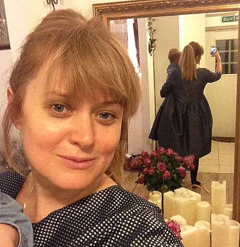 За два года Анна опубликовала всего несколько фотографий Лидочки. На этом снимке поклонники Михалковой смогли разглядеть ее дочку в отражении в зеркале. Фото: Instagram.com/anikiti4na.
