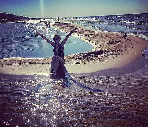 Рената Литвинова поделилась снимком в купальнике. Звезда вместе с дочерью отдохнула в Риге. Фото: Instagram.com/renatalitvinovaofficiall.