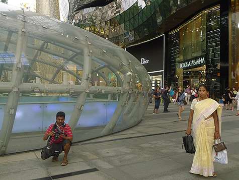 Шопинг – штука увлекательная. В торговых центрах Сингапура можно встретить шопоголиков всех национальностей. Шопинг – штука увлекательная. В торговых центрах Сингапура можно встретить шопоголиков всех национальностей.