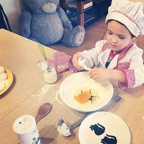 Богдан готовит запеканку. Фото: Instagram.com.