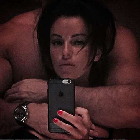 official_juliavolkova: «Держи меня сильно, Насильно стабильно))) В Москве первый снег,холодно и серо( У каждого из вас есть любимый человек.Пусть его руки и объятия согревают всегда!!!» - подписала этот снимок Волкова. Фото: Instagram.com/official_juliavo