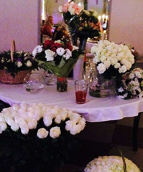 Анастасию Волочкову завалили цветами. Зал ресторана буквально утопал в белых розах, которые так любит именинница.