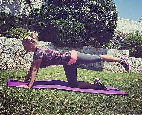 Анна Семенович даже на отдыхе занимается спортом. Теперь о движении она знает все. Фото: Instagram.com/ann_semenovich.