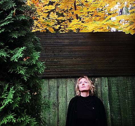 Рената Литвинова предстала перед своими поклонниками без косметики. Фанаты артистки удивились, как она смогла передать осеннее настроение. Фото: Instagram.com/renatalitvinovaofficiall.