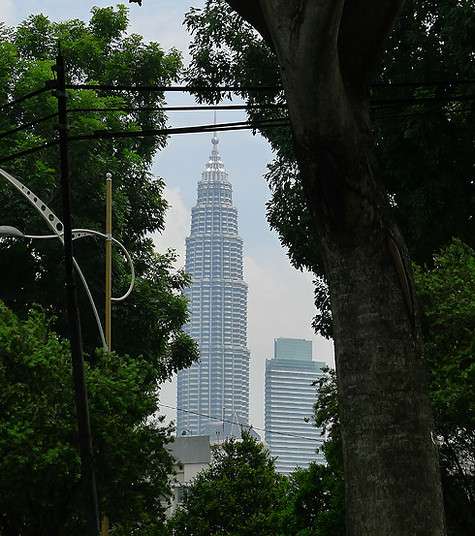 Столица Малайзии Куала-Лумпур даже после высоток Сингапура выглядит достойно.