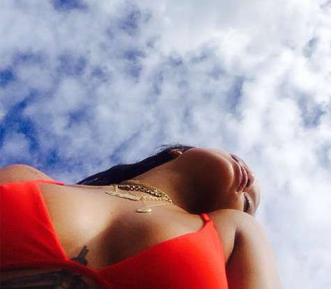 Рианна в красном бикини. Фото: Instagram.com/badgalriri.