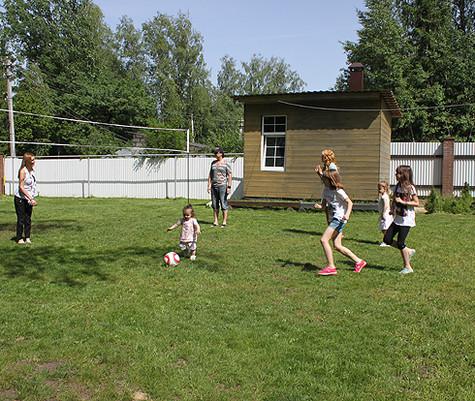 Все семейство Жуковых с удовольствием гоняет мяч по участку. Фото: Гертруда Жигарева.