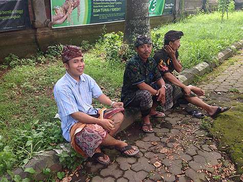 Люди на Бали более искренние, стыдливые и улыбчивые.