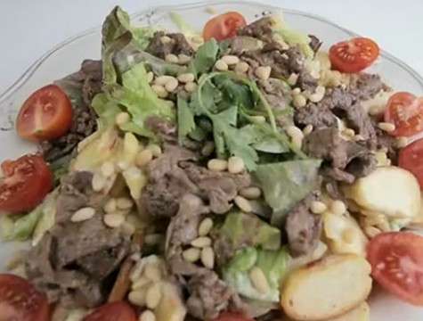 Салат «Цезарь» с говядиной. Фото: материалы пресс-служб.