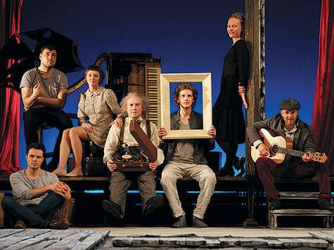 В спектакле «Старший сын» Виктор Иванович впервые сыграл отца двоих детей. Быть папой актеру понравилось. Фото: материалы пресс-служб.