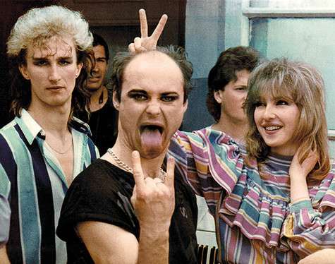 Поставить друзьям рожки перед фотокамерой легко. А вот любимый муж даже в качестве шутки такого сюрприза не дождется. Фото: личный архив.