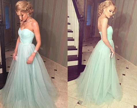 Алена Краснова выбрала для школьного бала очень нежное платье. Фото: Instagram.com.