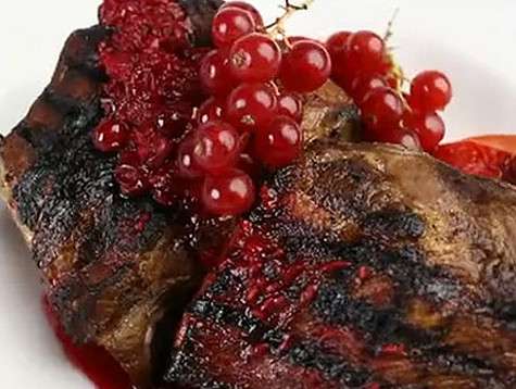 Свиные ребрышки в паприке с ягодным соусом. Фото: материалы пресс-служб.