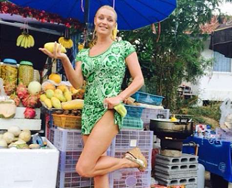 Свою растяжку балерина пытается продемонстрировать везде и всюду: на рынке... Фото: Instagram.com.